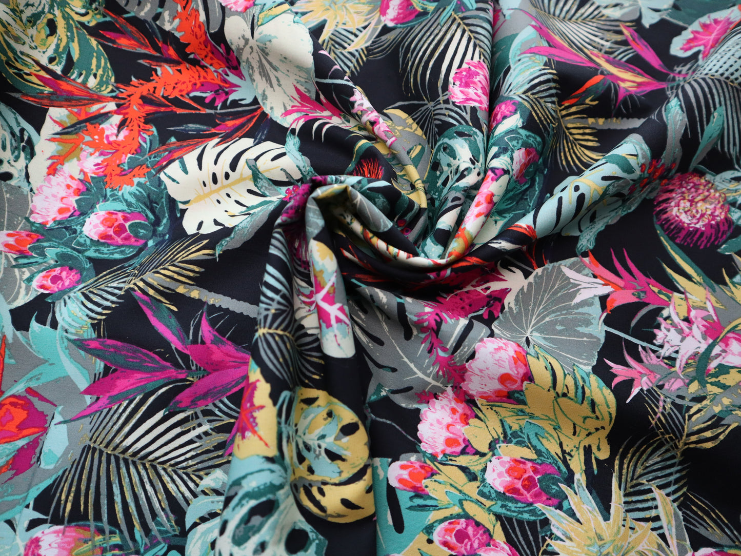 Premium Cotton - 1/2 YARD - Tropicalia Dark