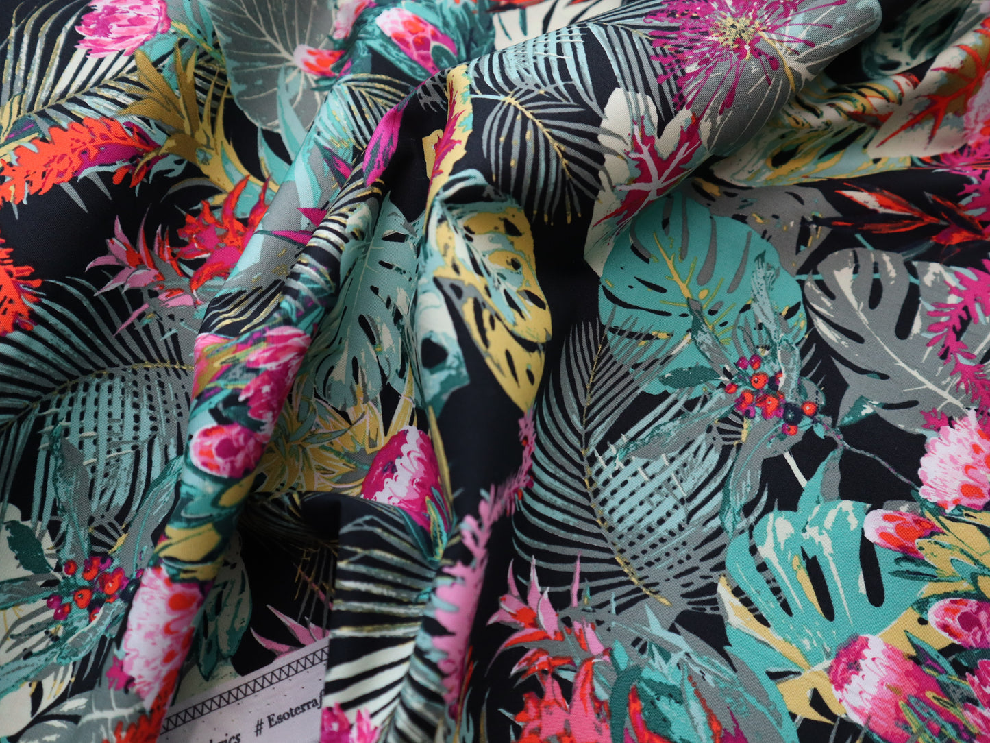 Premium Cotton - 1/2 YARD - Tropicalia Dark